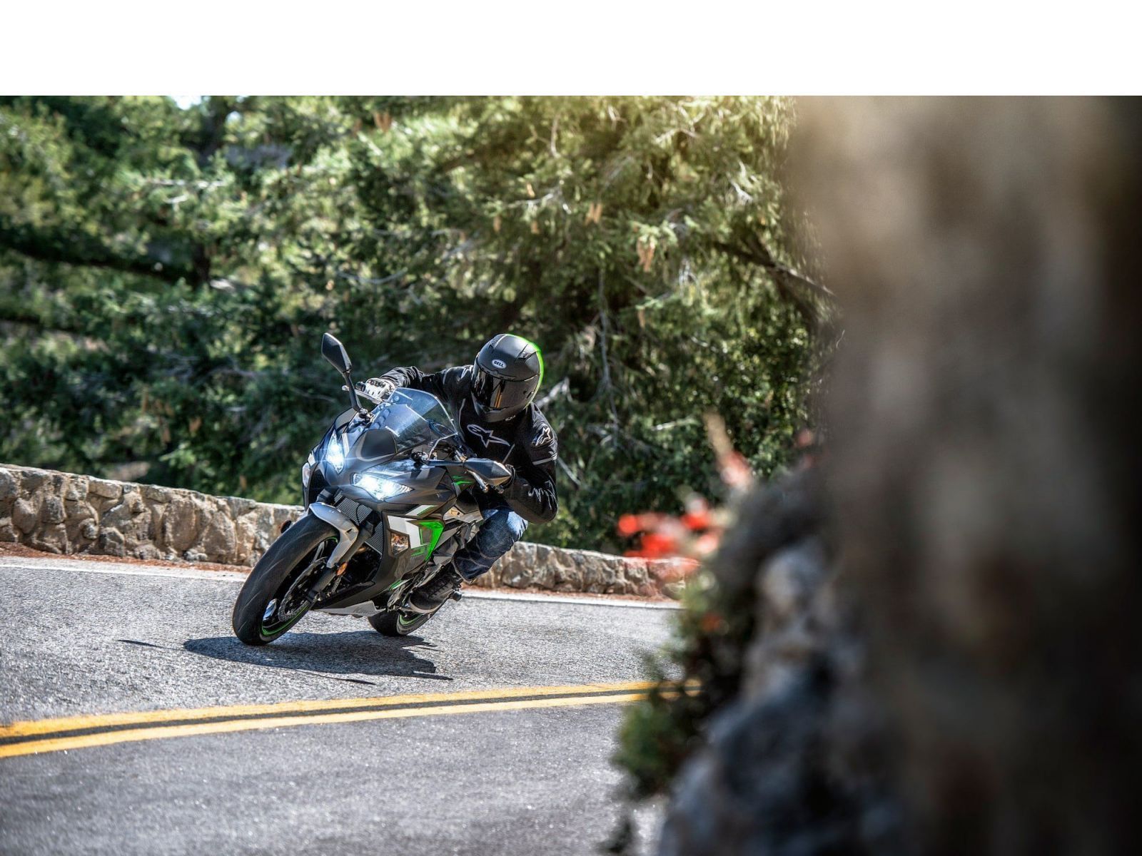 Мотоцикл KAWASAKI NINJA 650 - Pearl Robotic White/Metallic Carbon Gray '2024